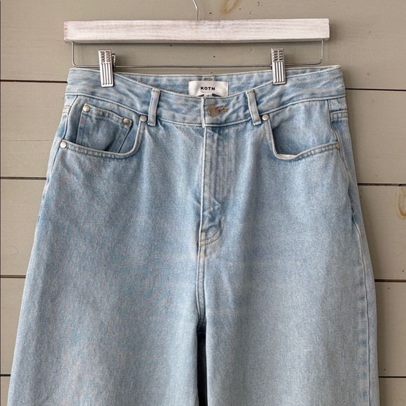 Kotn High Rise Straight Leg Jeans – Light Wash
Size 8 - Picture 2 of 9